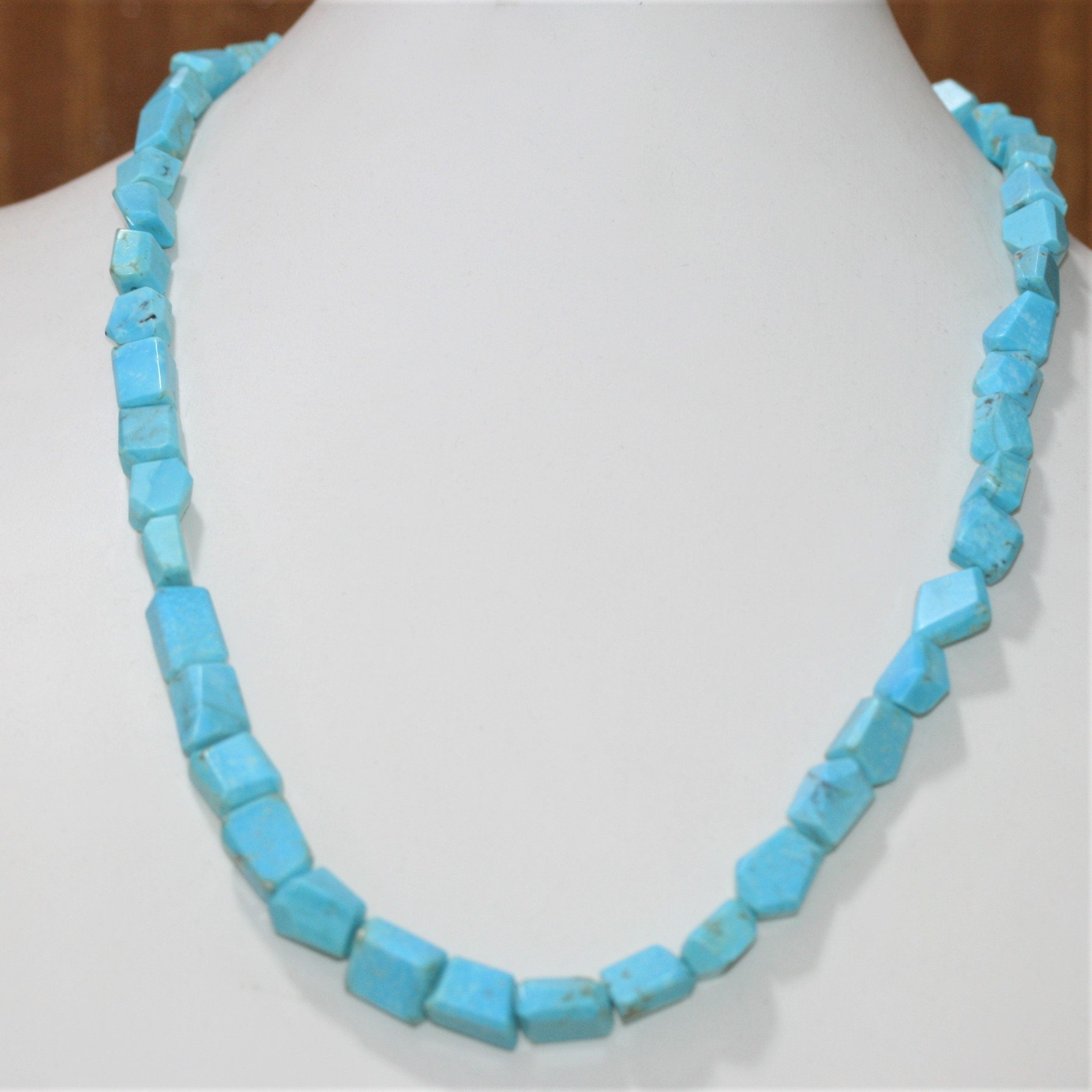 Collar de pepitas de turquesa facetadas de 12 x 10 mm aprox. (1 tira)