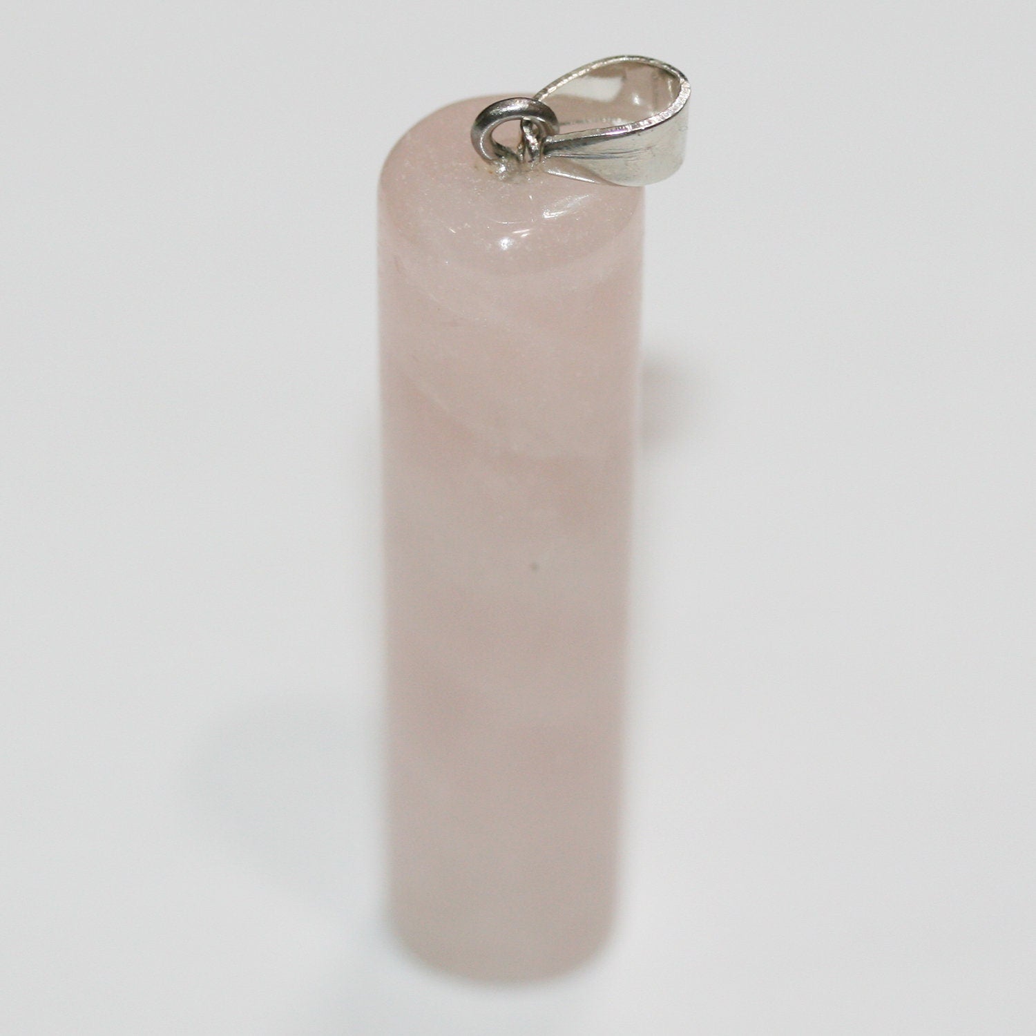 Pendentif cylindrique lisse en quartz rose 50x13mm.