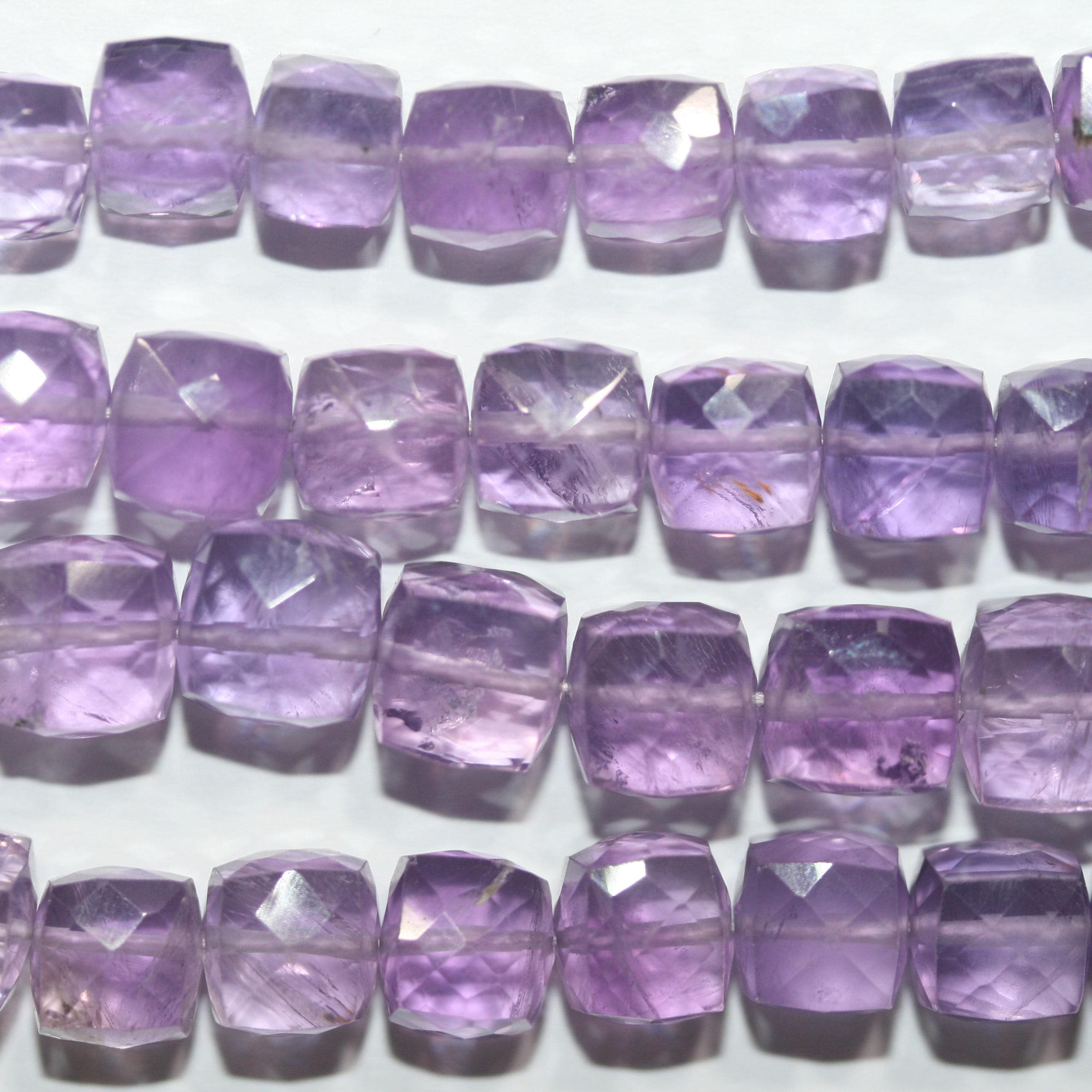 Cuentas de cubo facetadas de amatista Santa de 8" de 7-8 mm - Hilo de 20 cm.