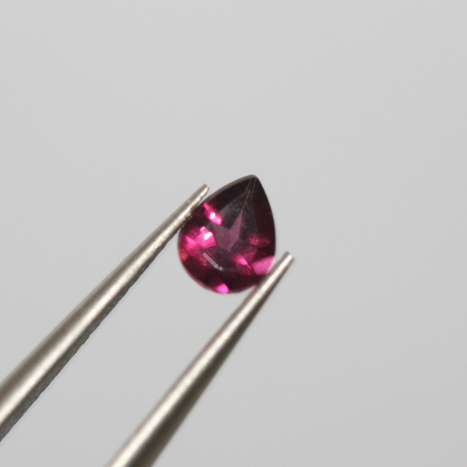 Lot de grenats rhodolites facettés en forme de goutte 5x4mm .- (5CT)