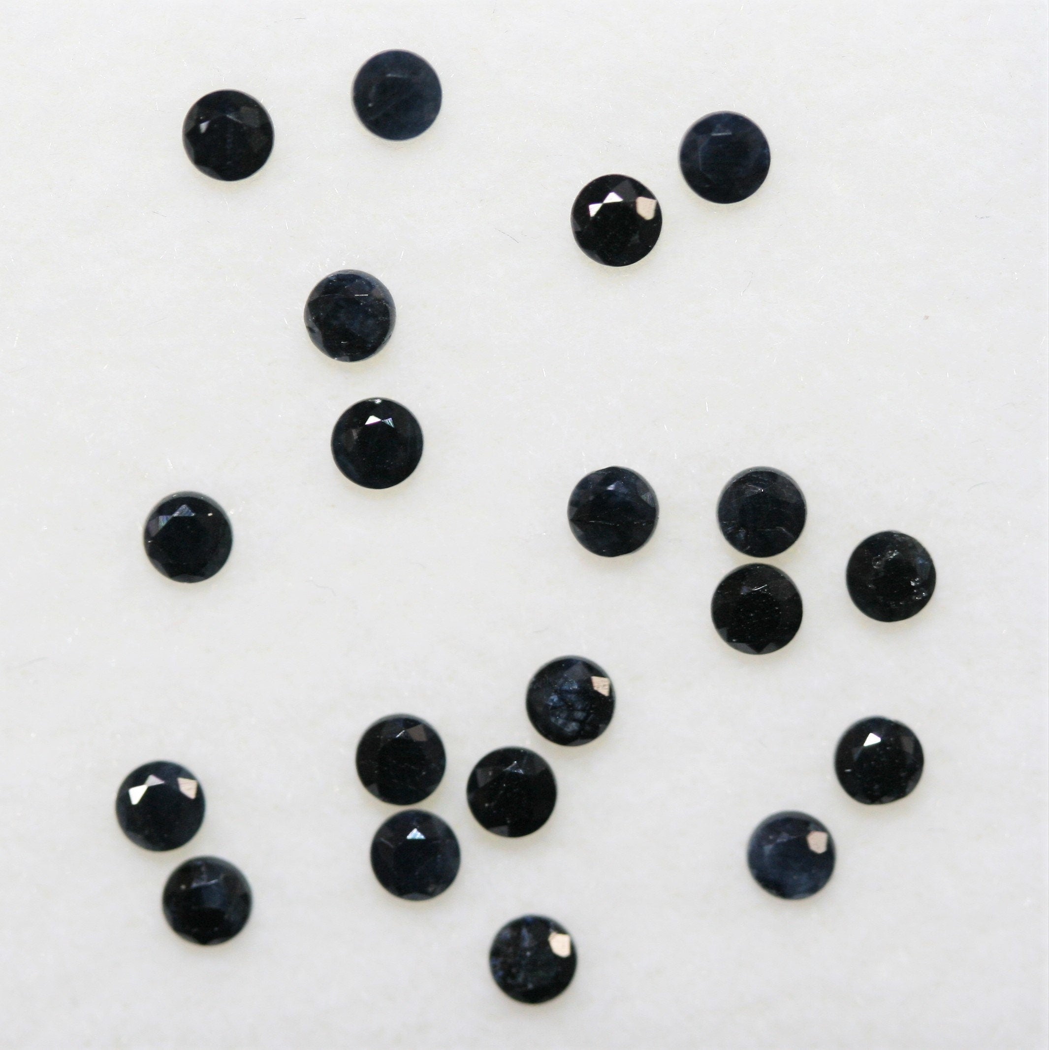 Lote de zafiro azul redondo facetado de 2,5 mm - Lote de 2 quilates