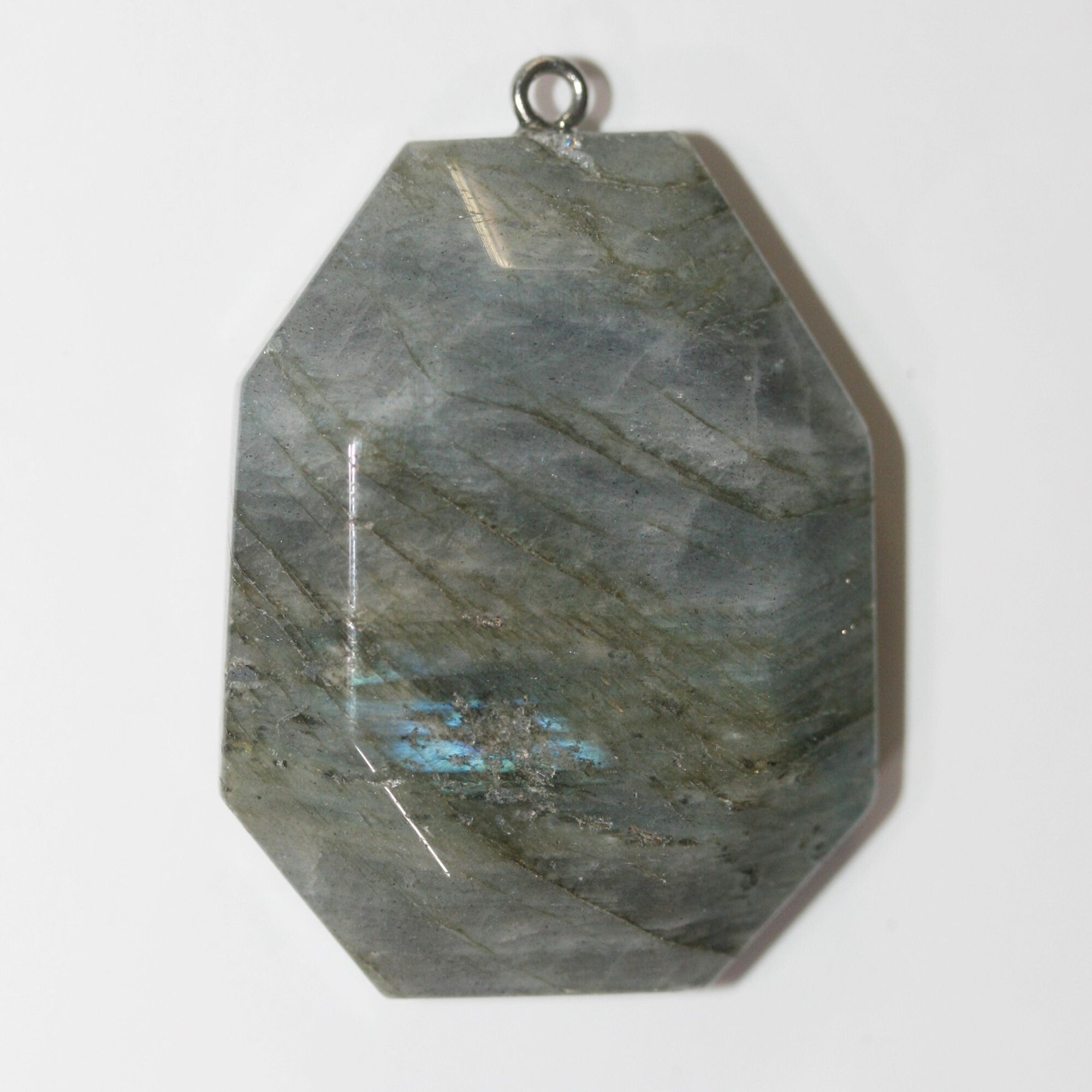 Pendentif octogonal à facettes en labradorite 45x32mm.