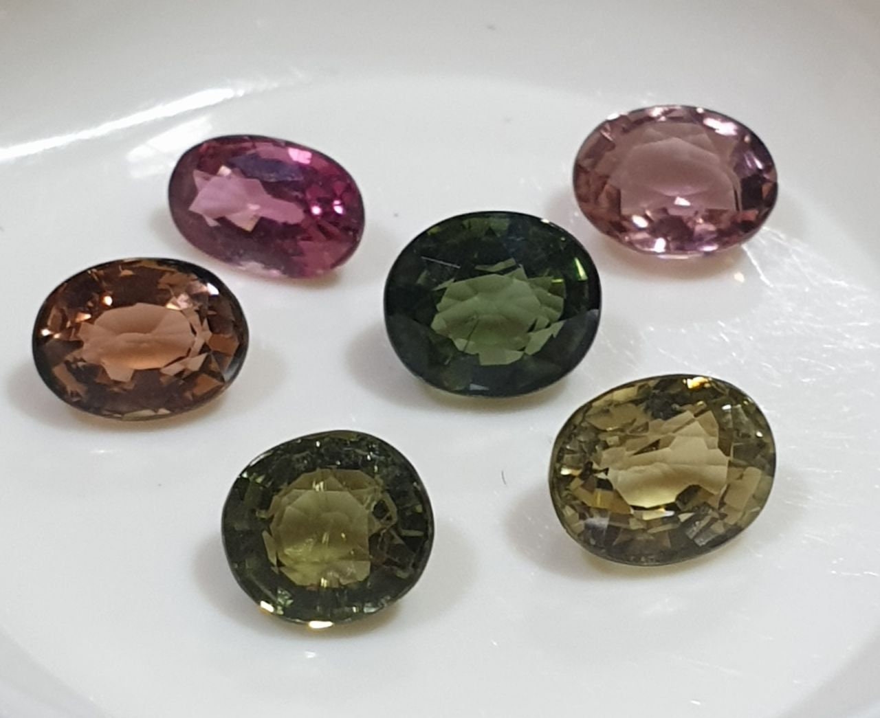 Lot de tourmalines ovales naturelles africaines (5,8 x 4,5 à 6 x 5 mm).