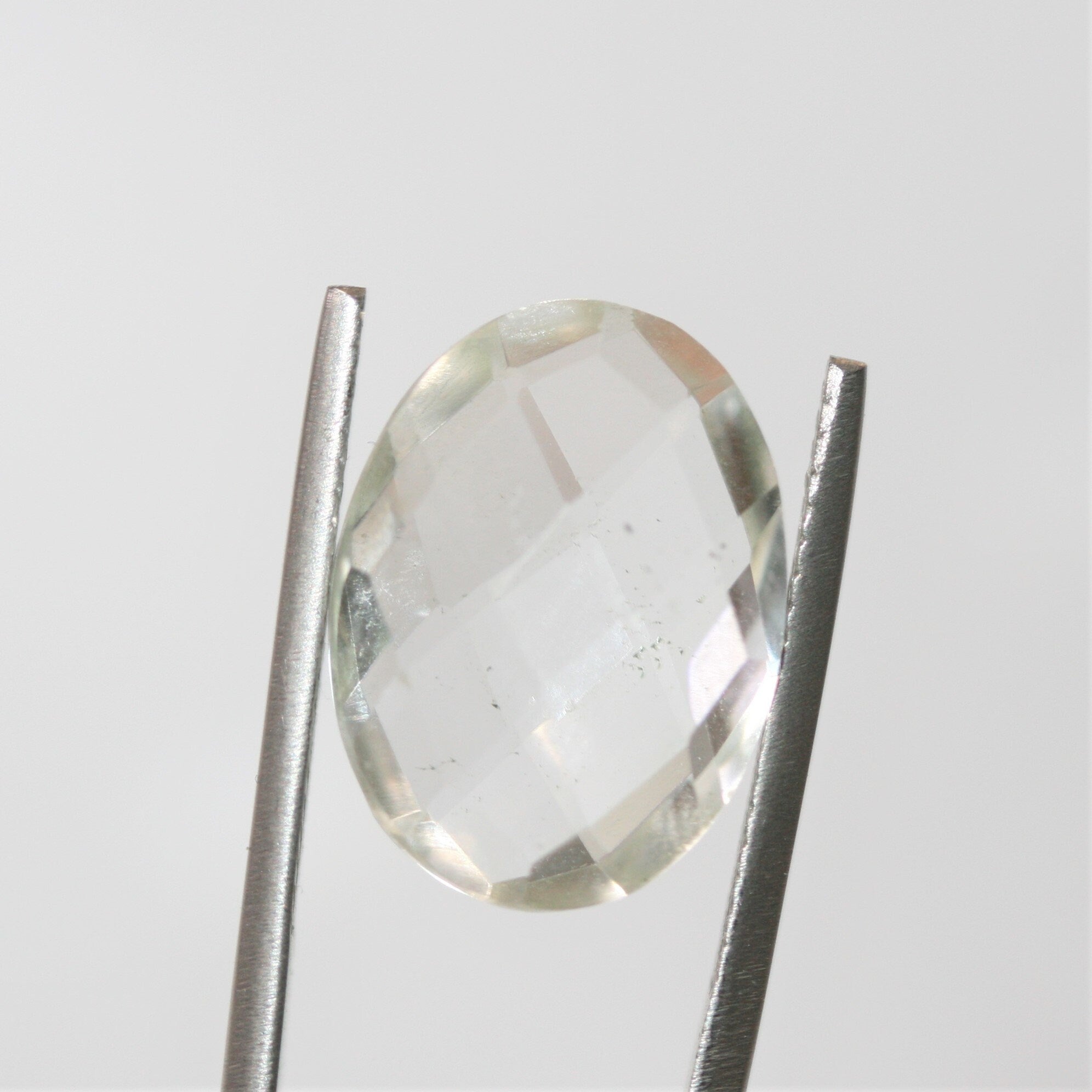 Quartz cristal de roche, taille coussin briolette ovale à facettes, 18 x 13,2 mm (10,65 ct).