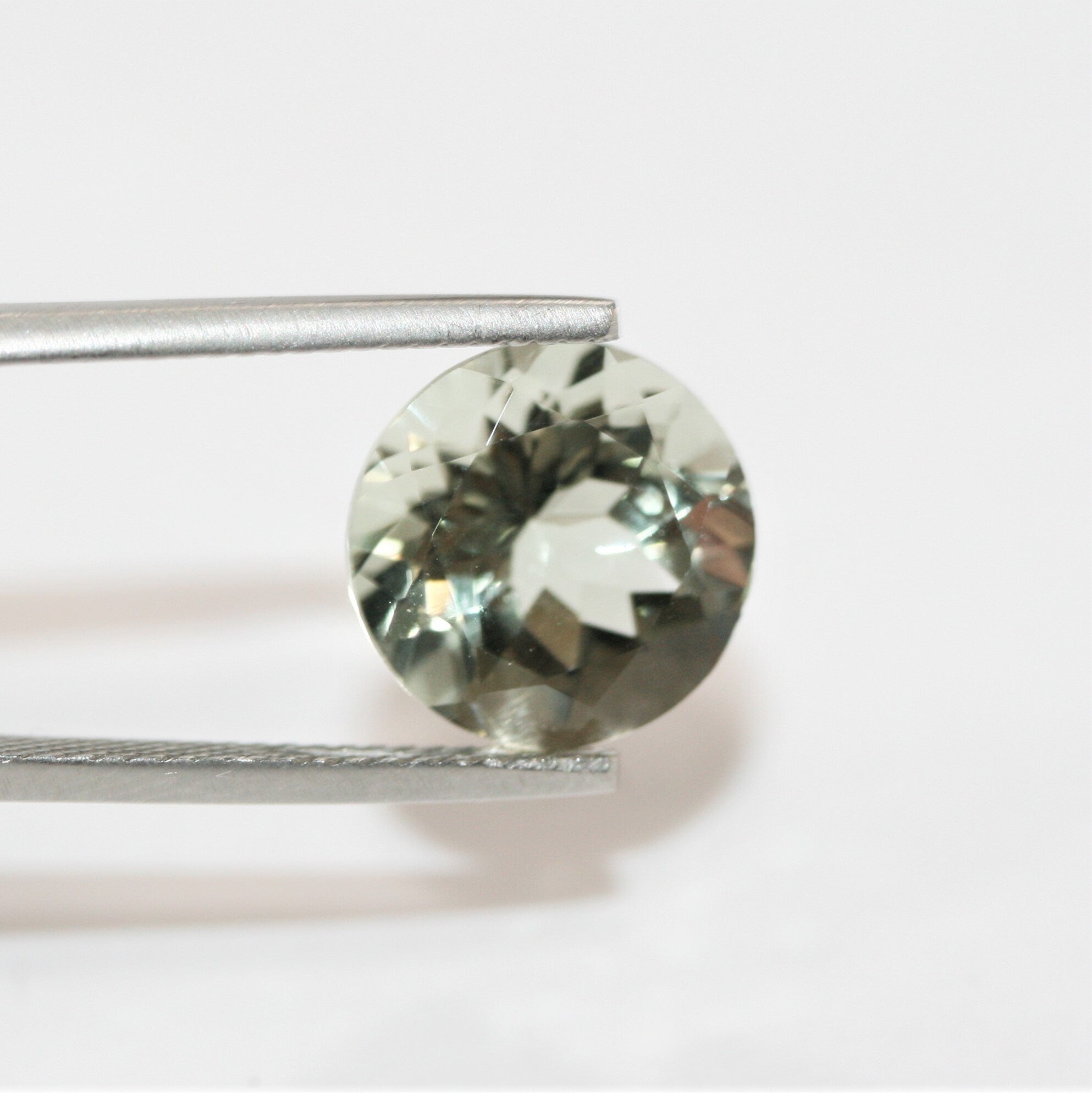 Lot de 2 pierres rondes à facettes de prasiolite de 12 mm.