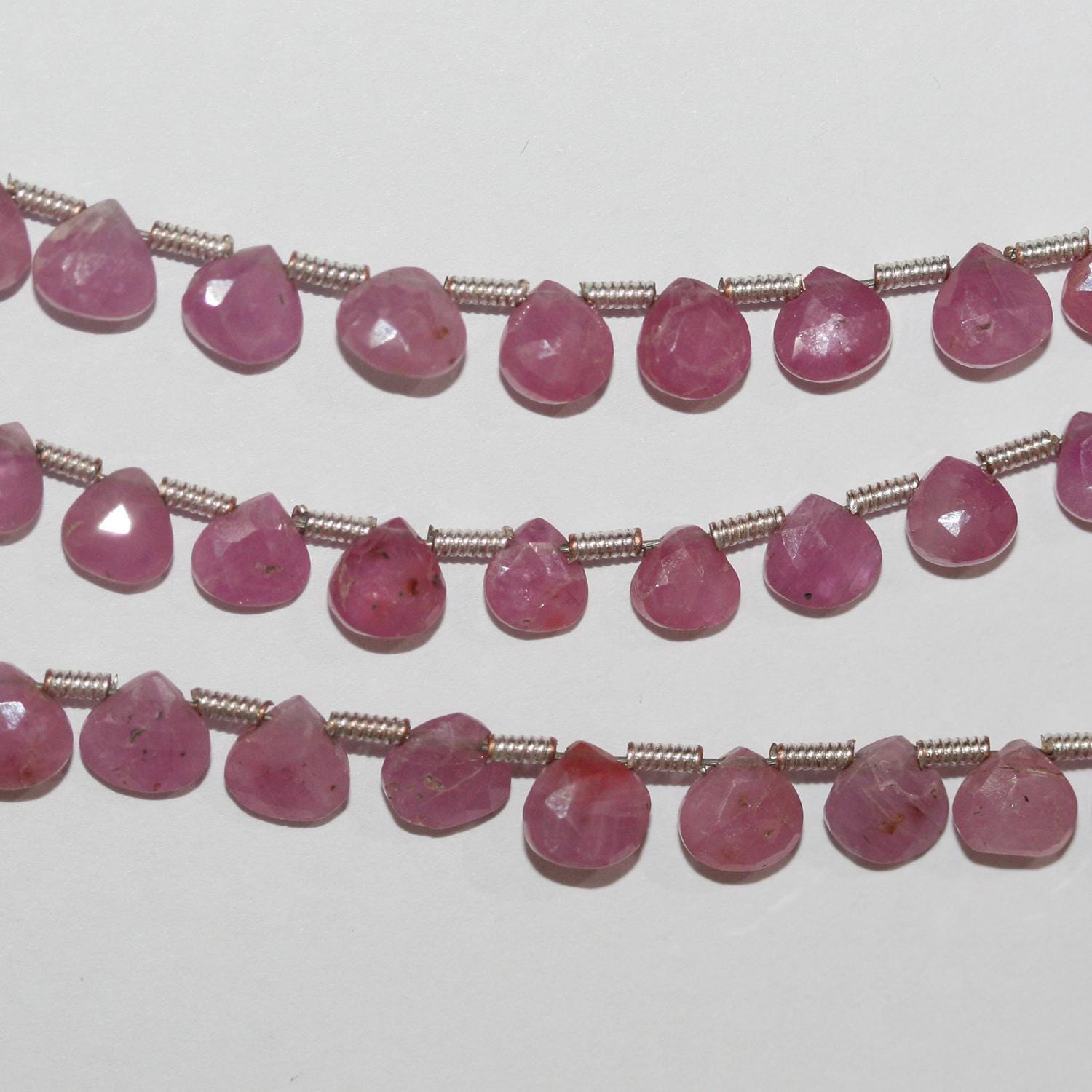 Perles en saphir rose facetté en forme de goutte, 8 pouces, 5-6 mm. Longueur du fil : environ 21 cm.