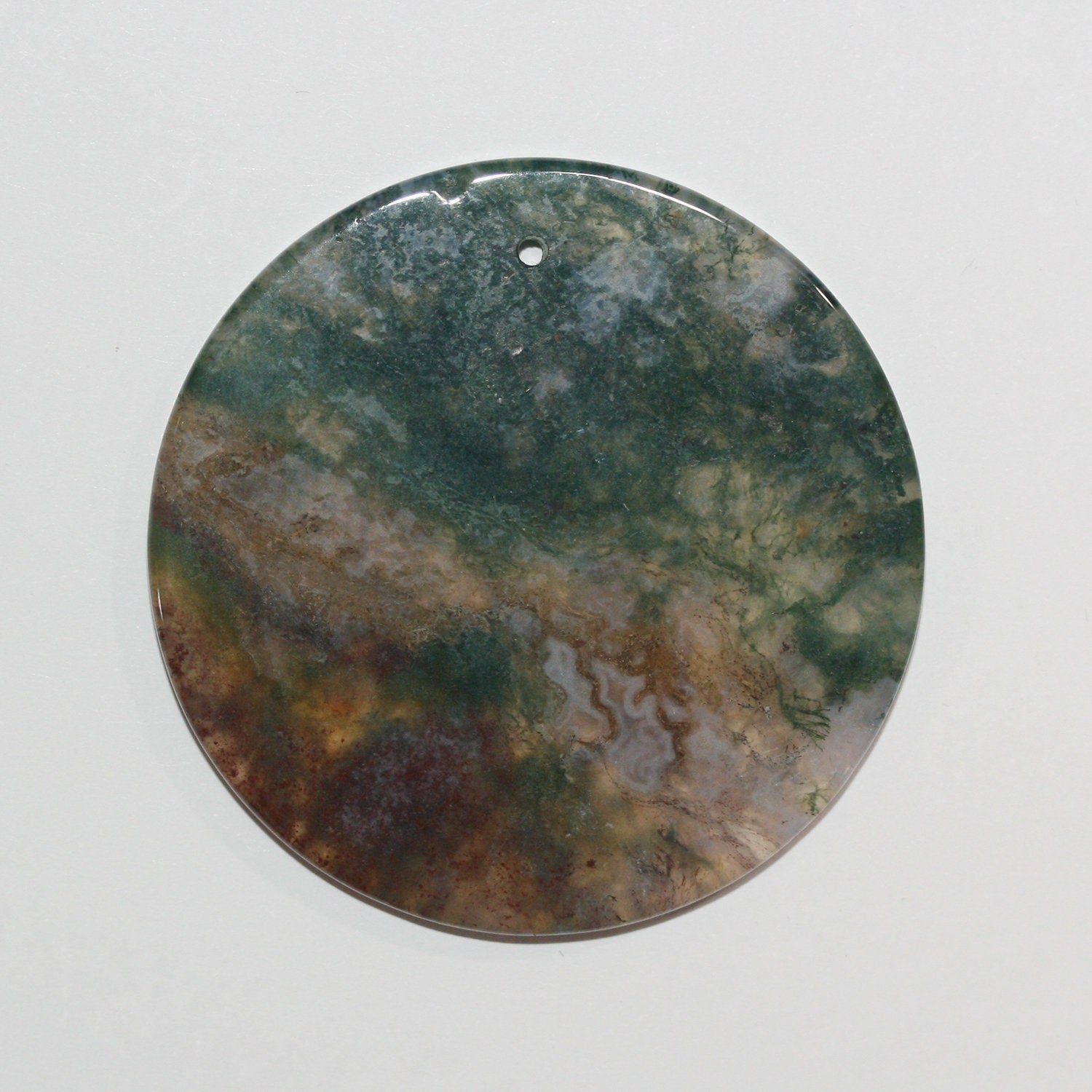 Pendentif rond lisse en agate mousse, 47-57 mm environ (1 pièce).