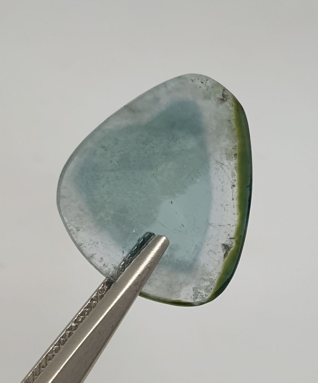 Tourmaline bleue en forme de tranche, cabochon plat 20 x 17,8 mm (6,4 ct). Provenance : Brésil.
