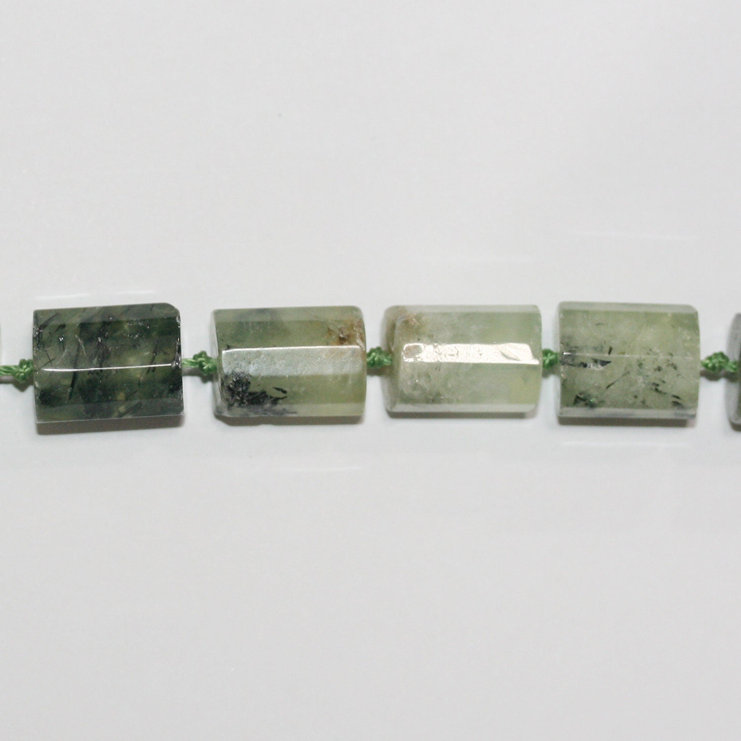 Cuentas de tubo facetadas de St Prehnite de 17", 15 x 11 mm, aprox. - Hilo de 43 cm.