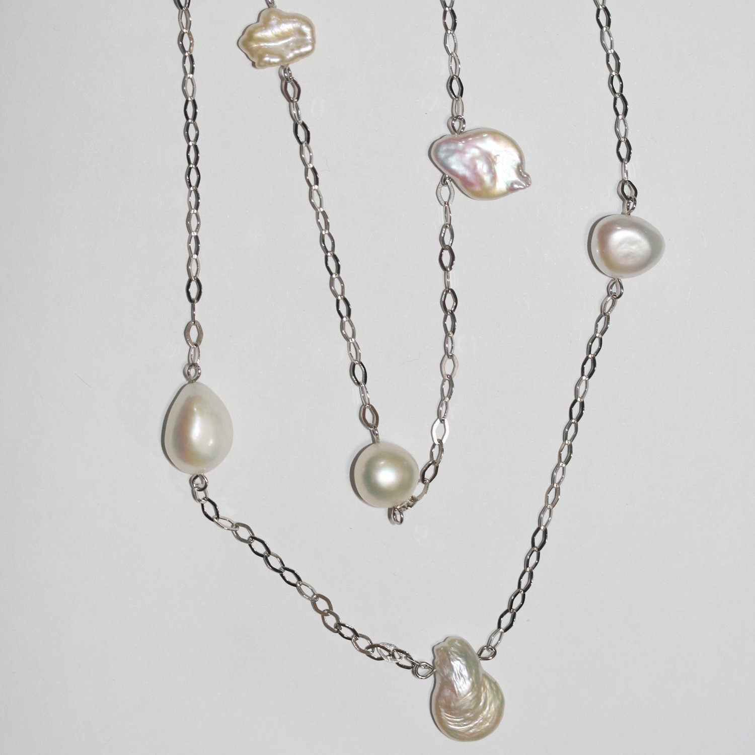 Collier en argent avec perles rondes et baroques - Longueur 88 cm