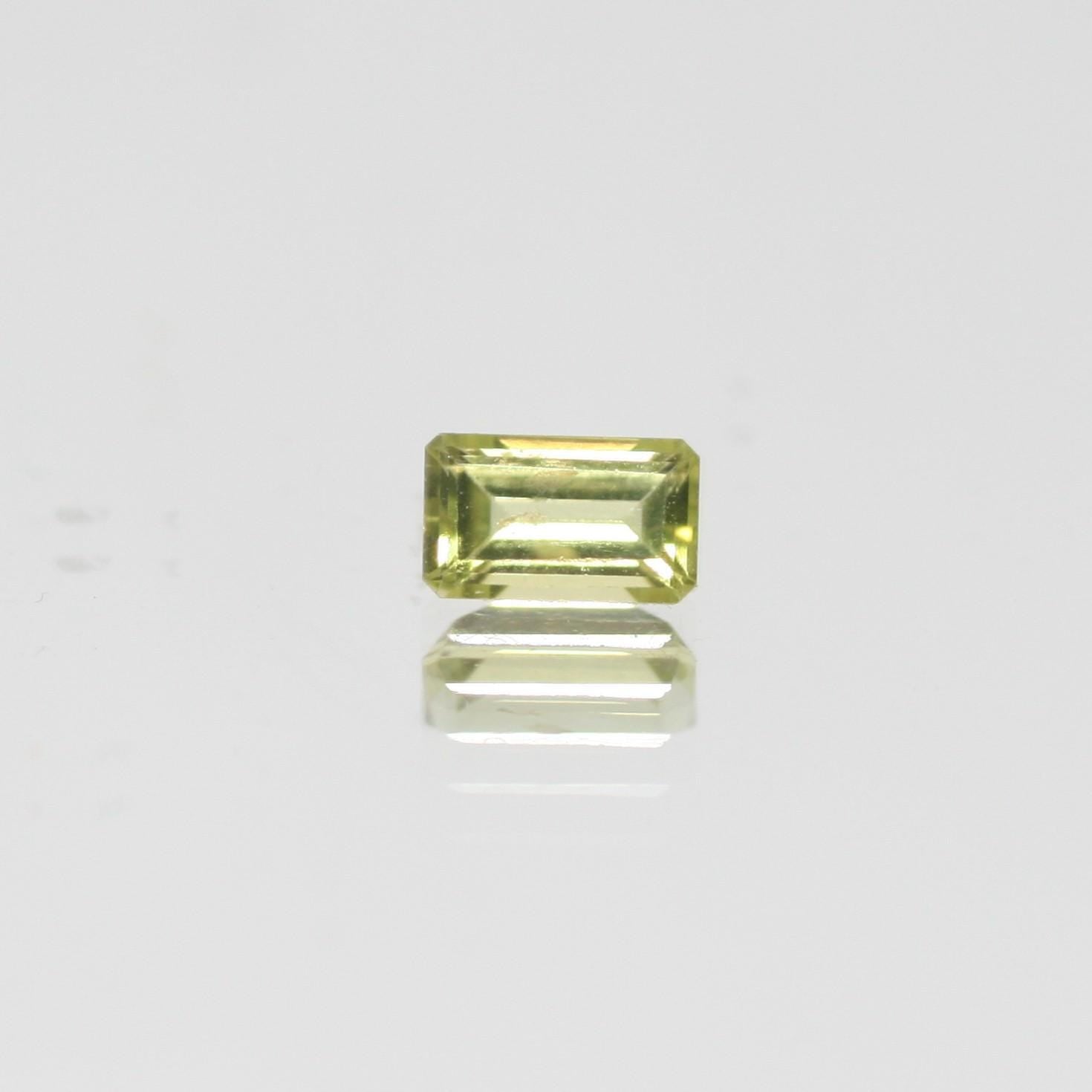 Lote de 16 piezas de peridoto facetado baguette de 5 x 3 mm. (16 piezas)