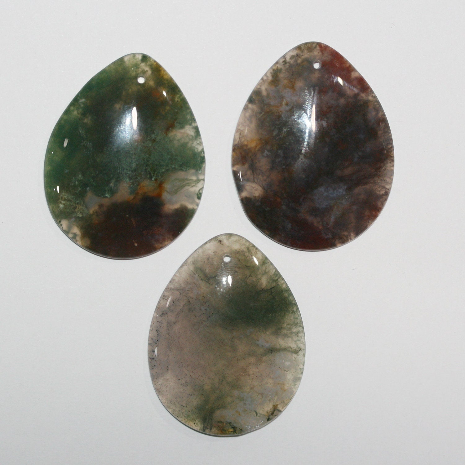 Pendentif goutte lisse en agate mousse, 53 x 41 mm environ (1 pièce).