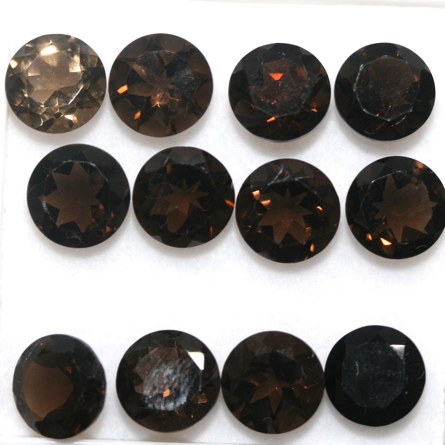 Lot de 12 pierres rondes à facettes en quartz fumé de 8 mm.