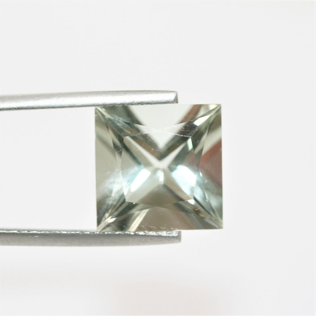 Lot de 2 pierres carrées à facettes de prasiolite de 12 mm.