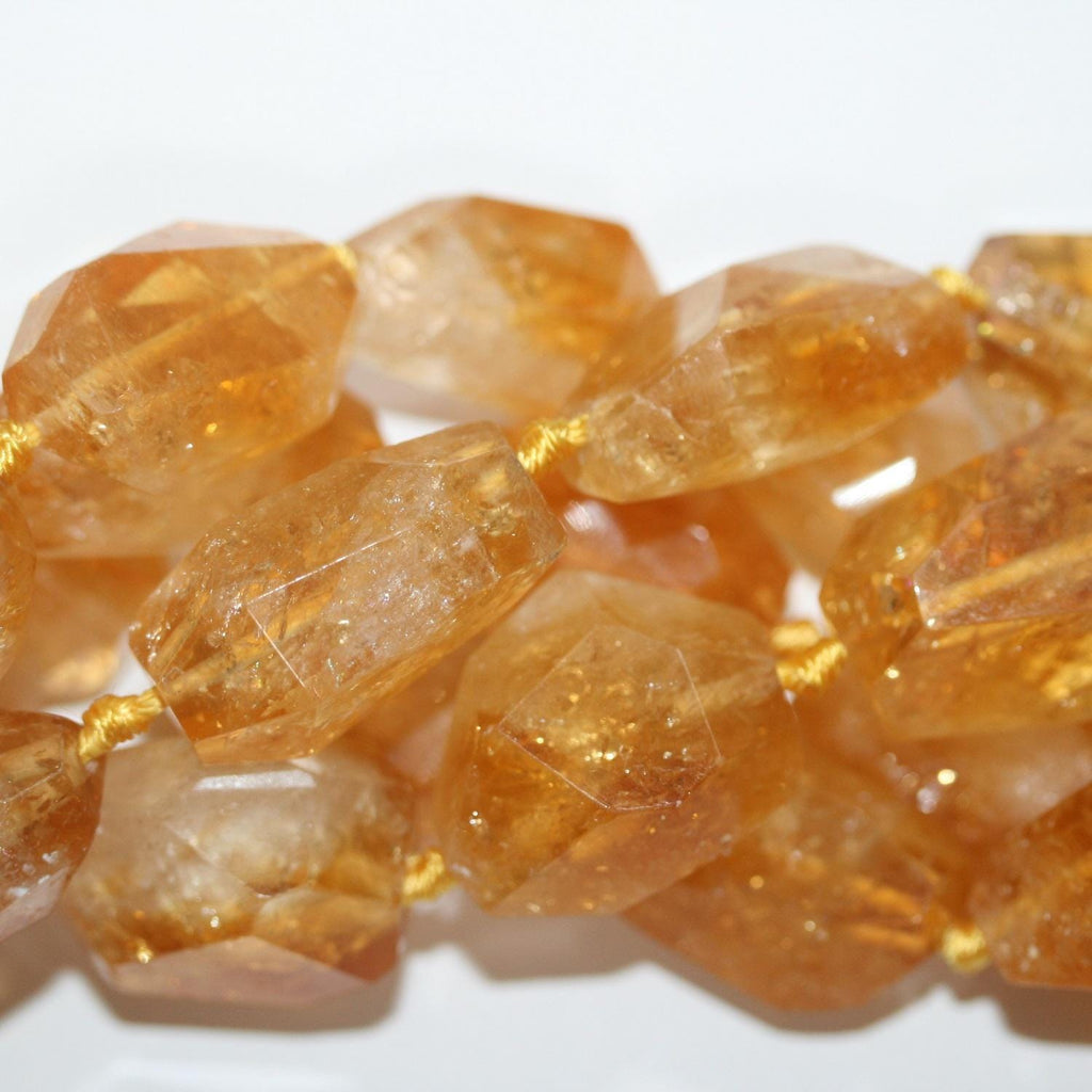 Perles de citrine facettées en forme de pépite de 15 pouces (26 x 14 mm). Longueur approximative du brin : 39 cm.