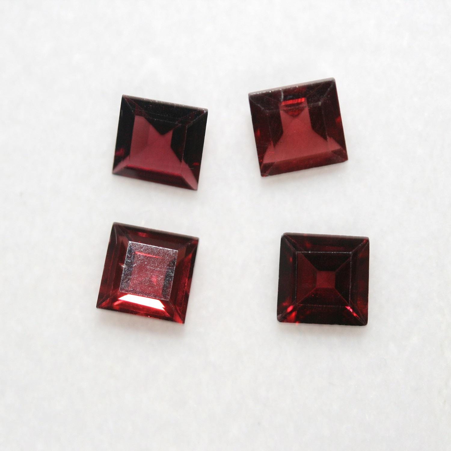 Lot de grenats rhodolites à facettes carrées de 6 mm - (4 pièces) .
