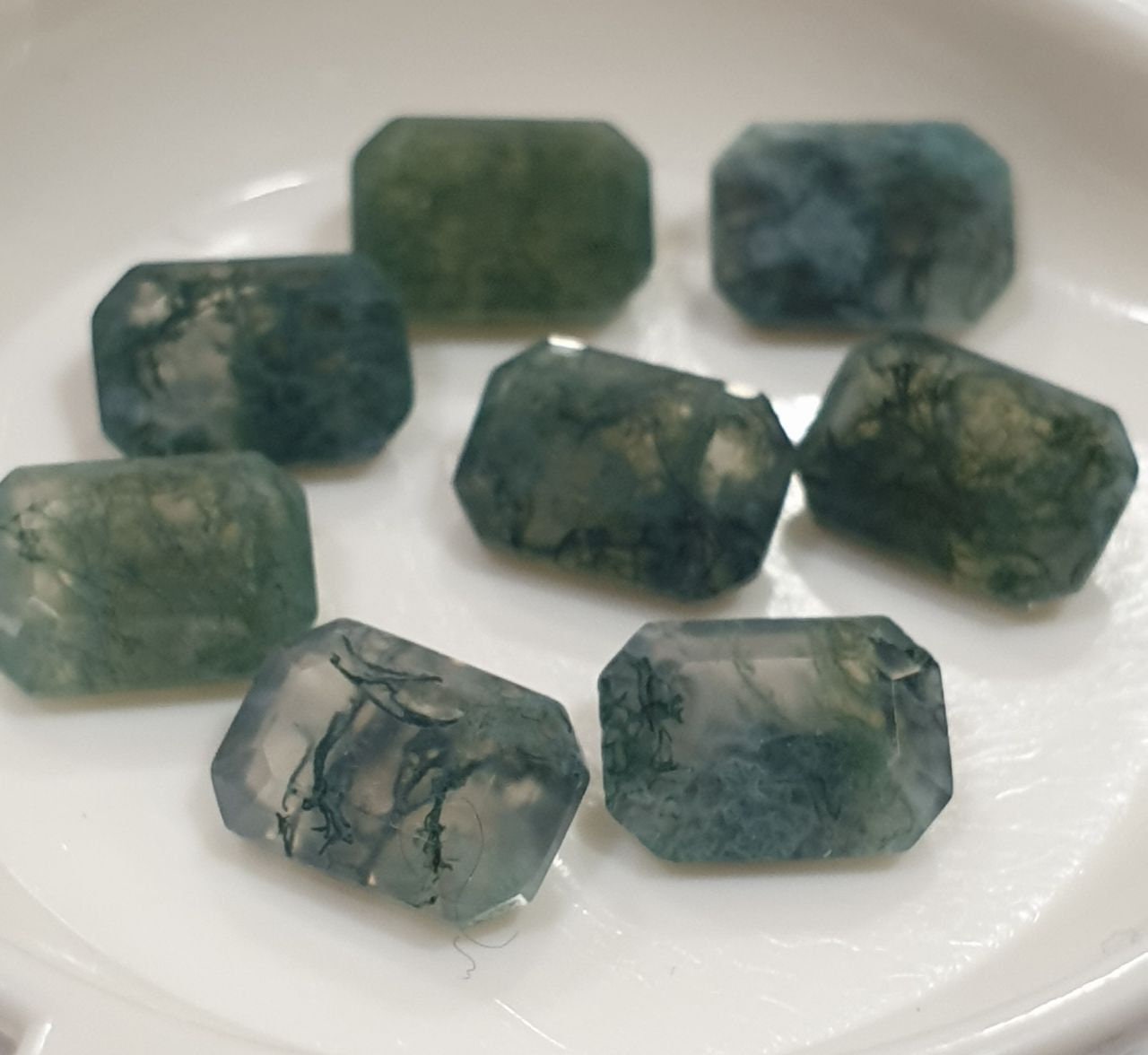 Lote de 8 ágatas musgosas de 5 x 7 mm, facetadas, forma octogonal, con parte trasera puntiaguda. Piedra natural sin tratar.