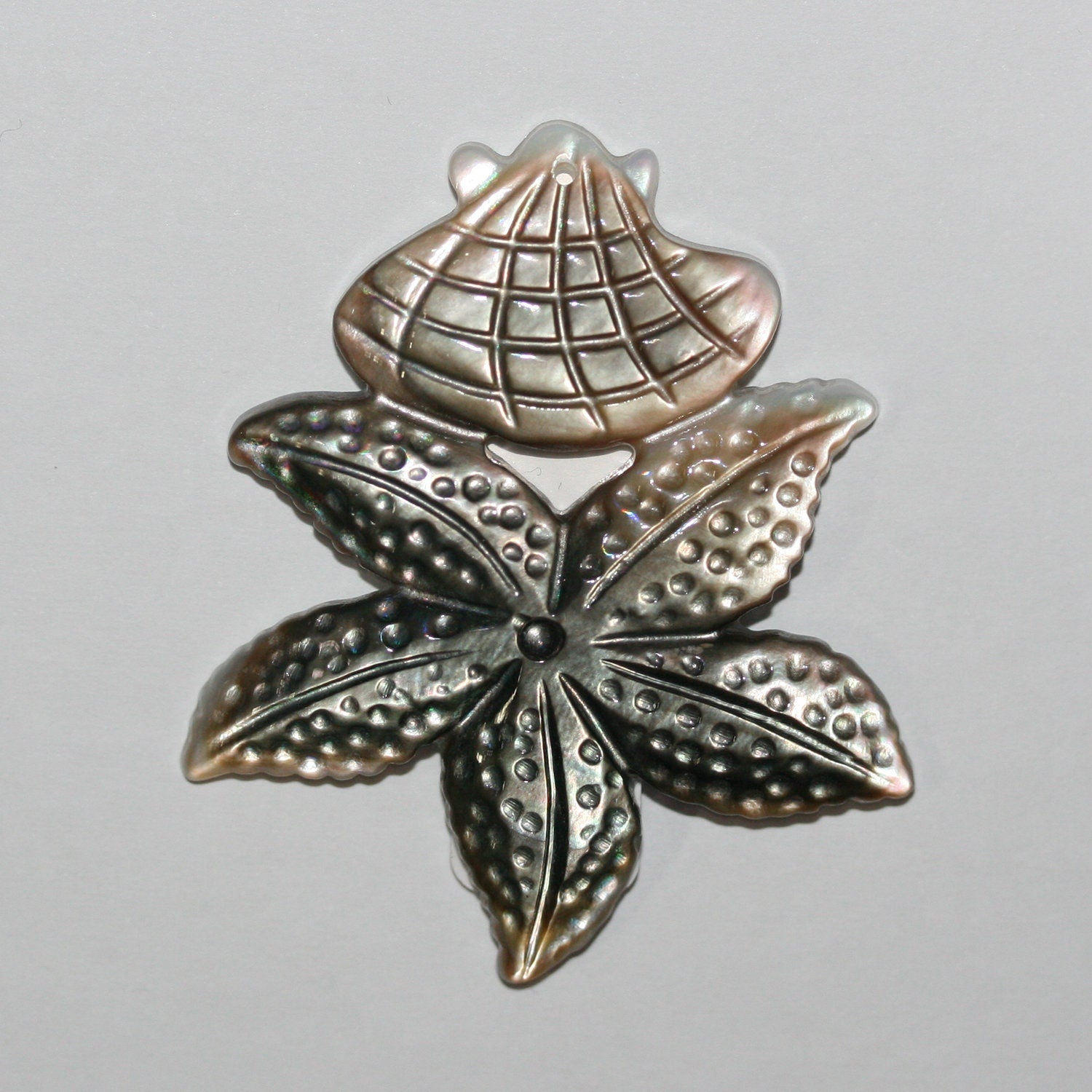 Pendentif en nacre marron 46x38mm.