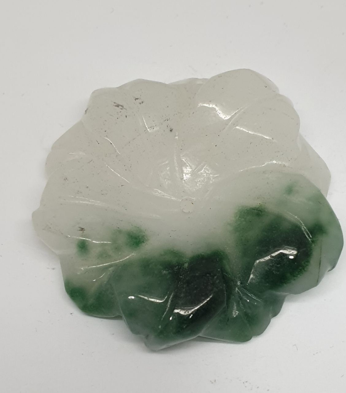 Pendentif en jade vert 40 mm. - Perçage au centre latéral, à l'arrière.