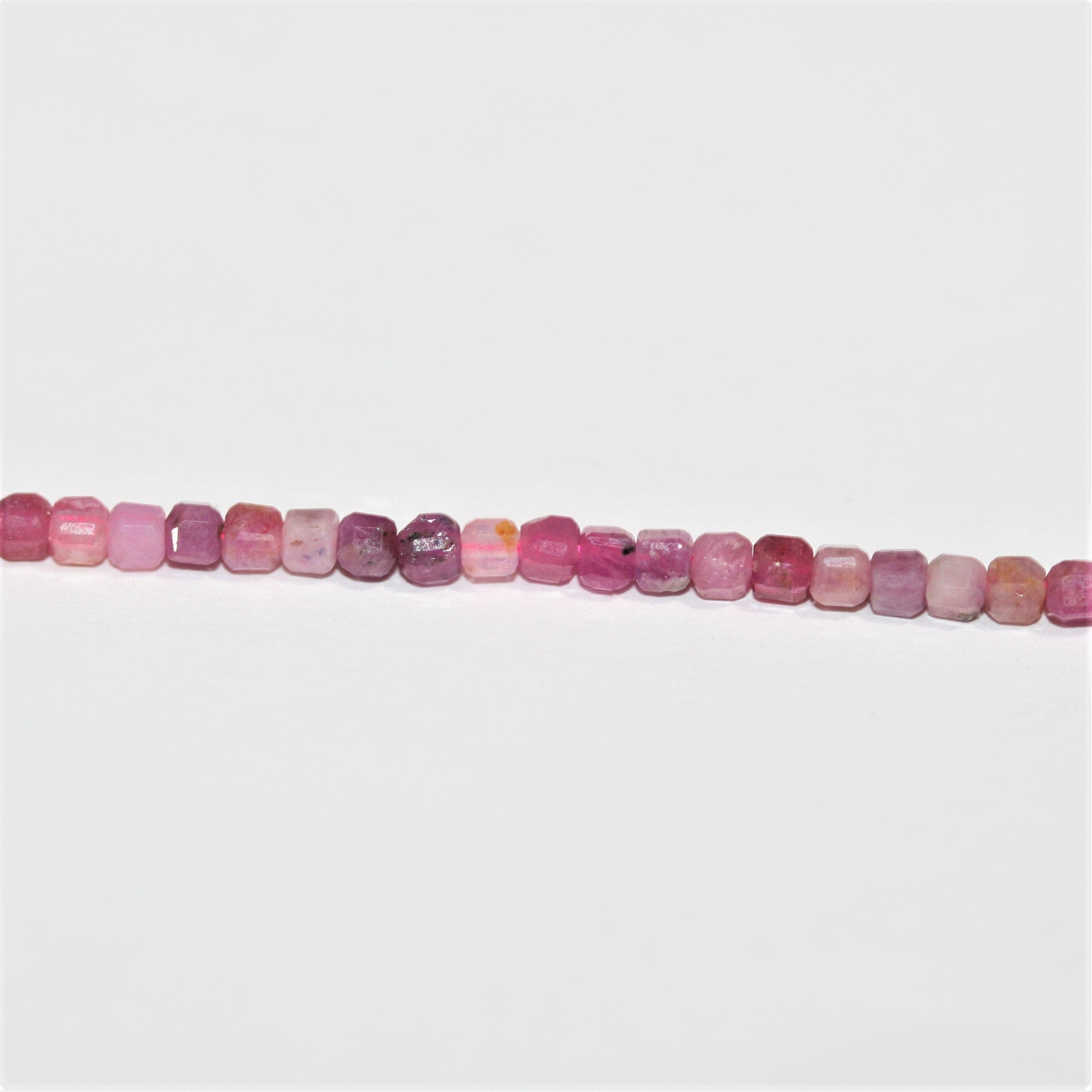 Perles cubiques à facettes en rubis St de 15 pouces, 2 mm, brin de 38 cm.