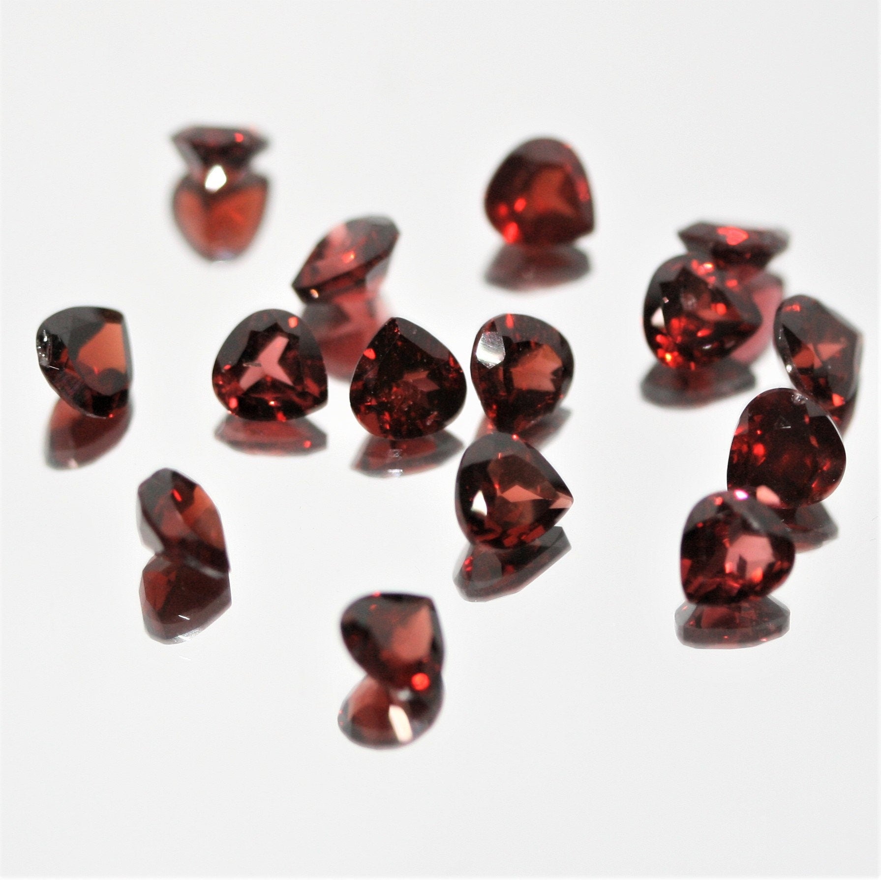 Lot de 15 grenats facettés en forme de goutte de 5 mm. (15 pièces)