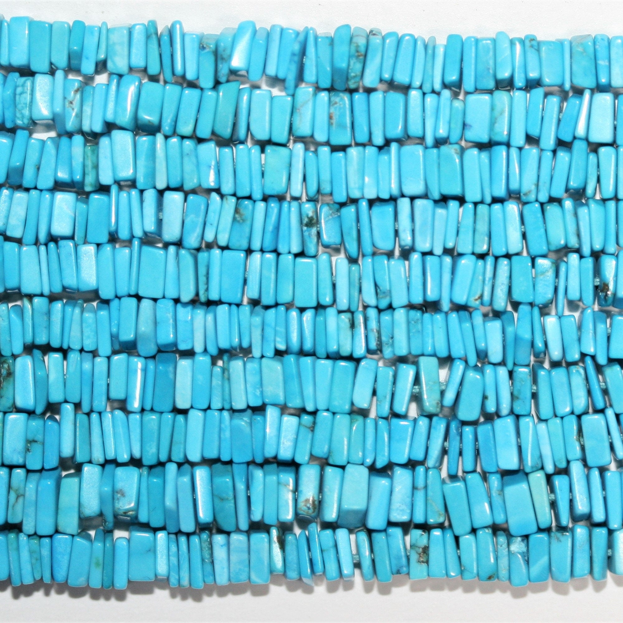 16" Cuentas cuadradas planas lisas de color turquesa 4x1 mm - Hilo de 42 cm.