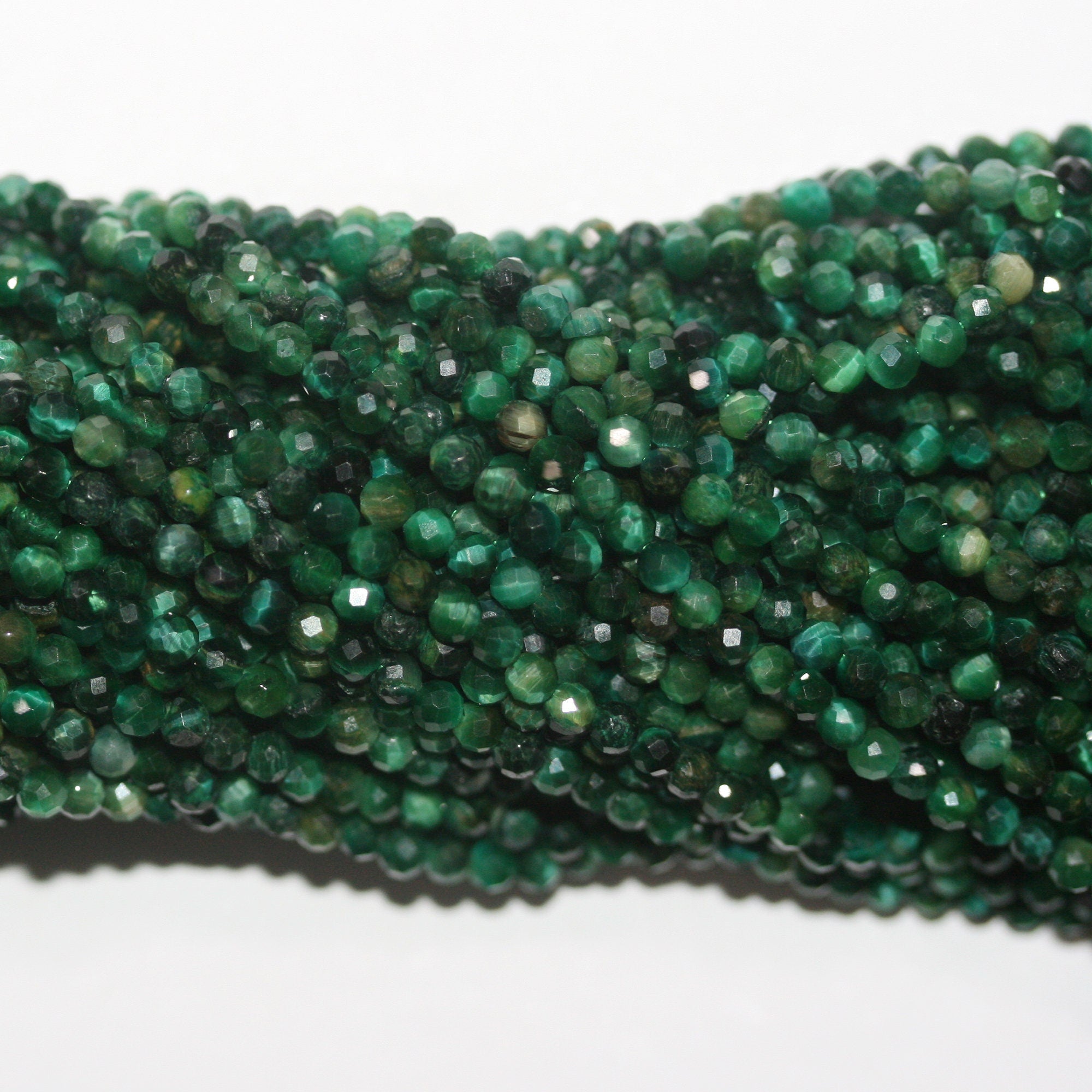 Cuentas redondas facetadas de ojo de tigre verde de 16" (3 mm) - Hilo de 40 cm