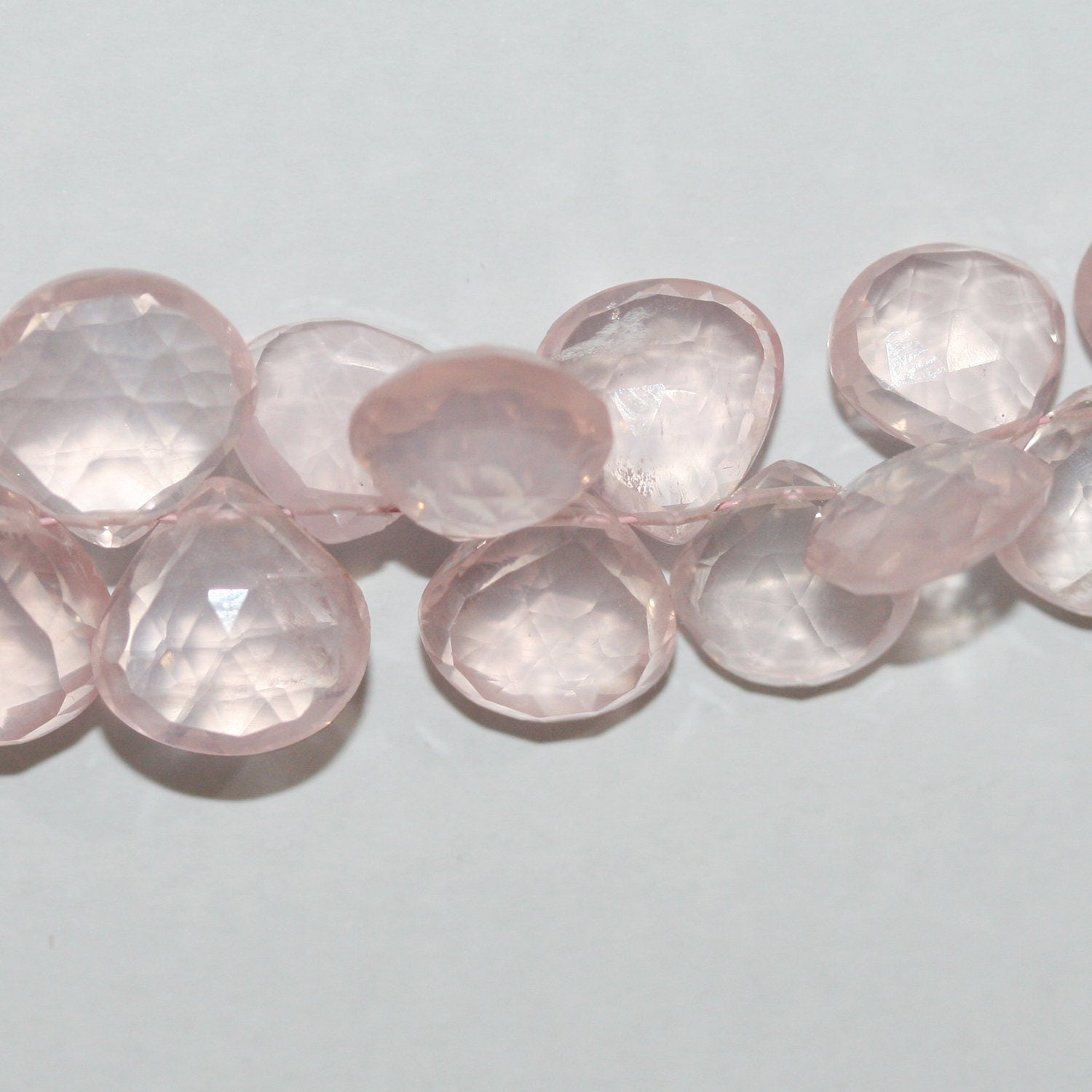 Perles en quartz rose St à facettes en forme de goutte, de diamètre gradué de 10 à 14 mm environ - Fil de 20 m.