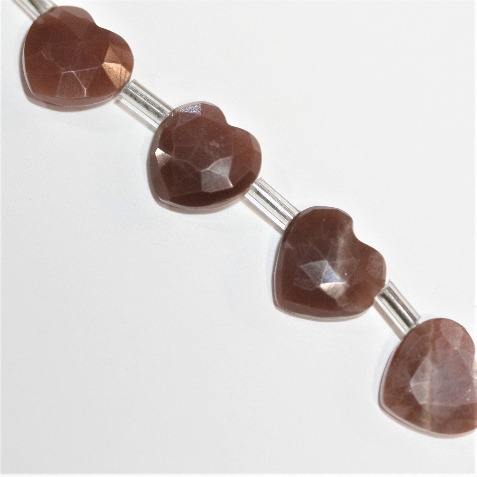 Cuentas de corazón facetadas de piedra lunar marrón de 7" de 9 a 10 mm - Hilo de 18 cm.