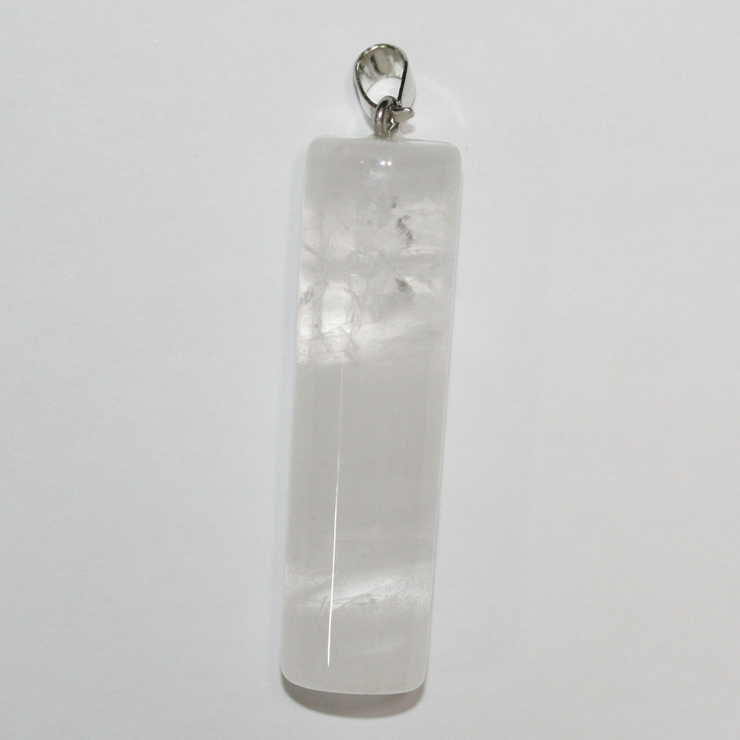 Pendentif cylindrique lisse en quartz cristal de roche 50x13mm.