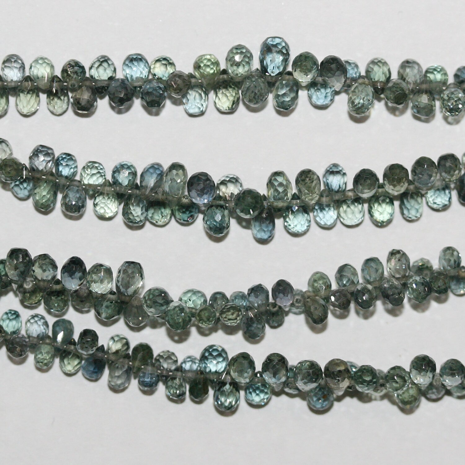 Perles en saphir vert facettées de 9 pouces (environ 5 x 3 mm) - Longueur du fil : 22 cm.