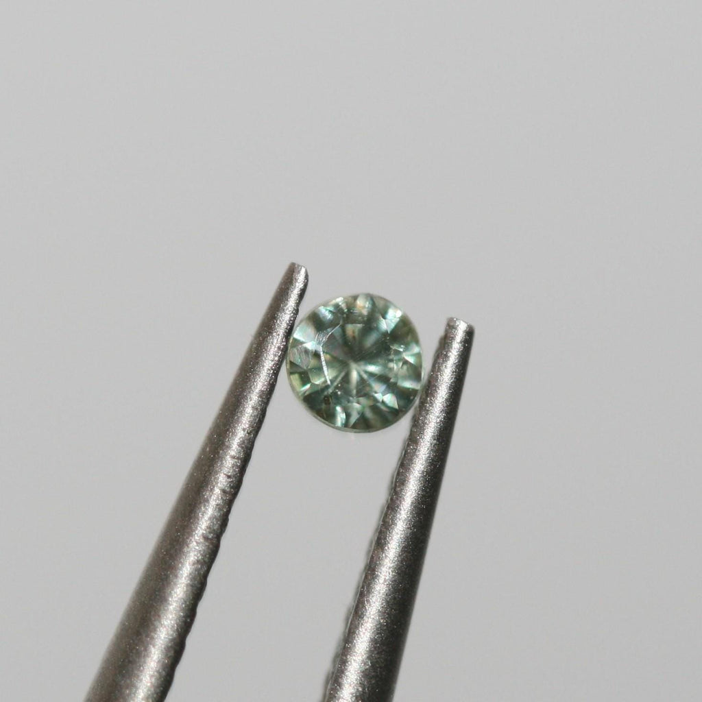 Lote de zafiro verde redondo facetado de 2 mm. Aprox. 2 quilates.