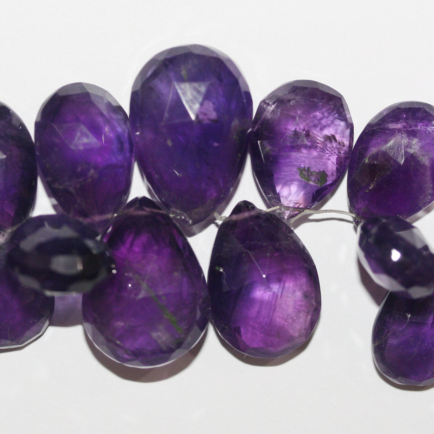 Perles en améthyste de 23 cm (9 pouces) à facettes graduées, 13 x 10 à 22 x 16 mm. Longueur approximative du brin : 23 cm.