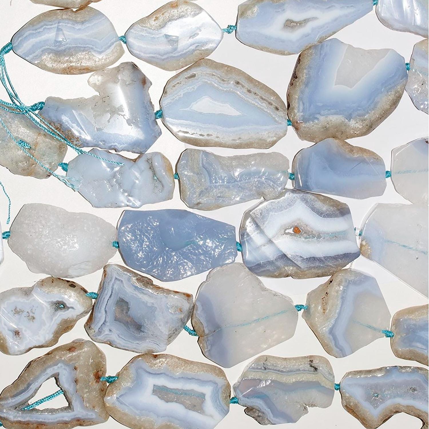 Perles plates irrégulières en calchédoine bleue St, 16 pouces (environ 36-65 mm) - Longueur du fil : 40 cm