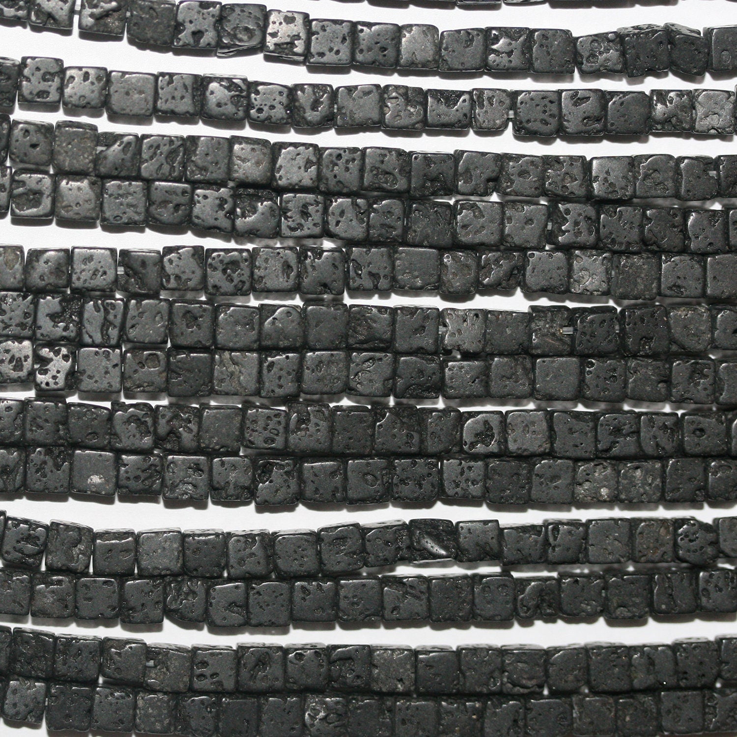 Perles cubiques lisses St Lava de 15 pouces (4 mm) - Fil de 39 cm