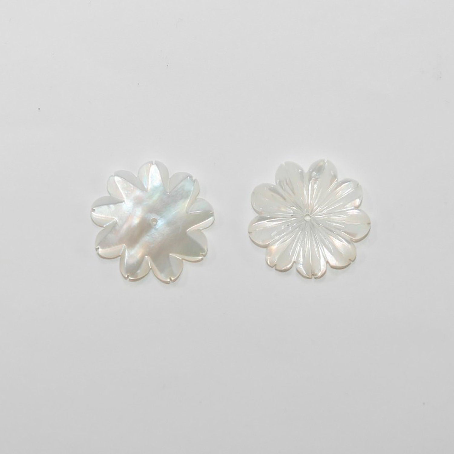 Pendentif fleur en nacre 20 mm. (1 paire)
