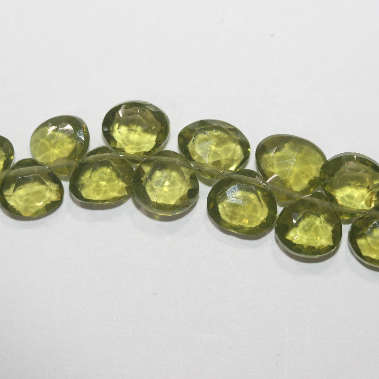 Perles en péridot facettées de 8 pouces (environ 20 cm), 6-7 mm. Longueur du fil : 20 cm.