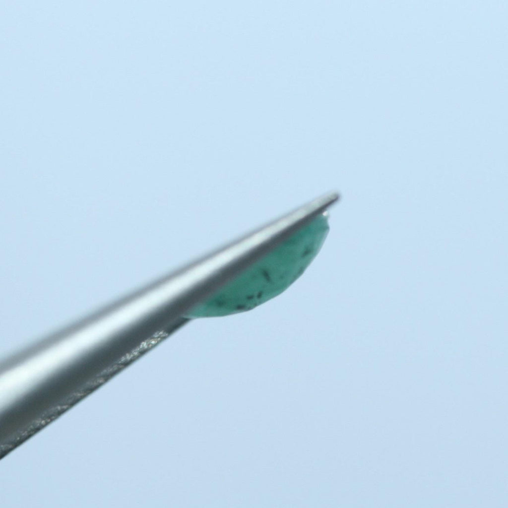 Lot de 8 émeraudes ovales à facettes 7x5mm.