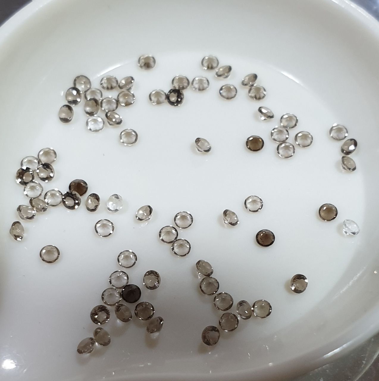 Lote de cuarzo ahumado de 1,5 mm de corte redondo sin tratar. Gemas al por mayor. Proveedor de gemas DIY. Piedras genuinas. Gemas diminutas.