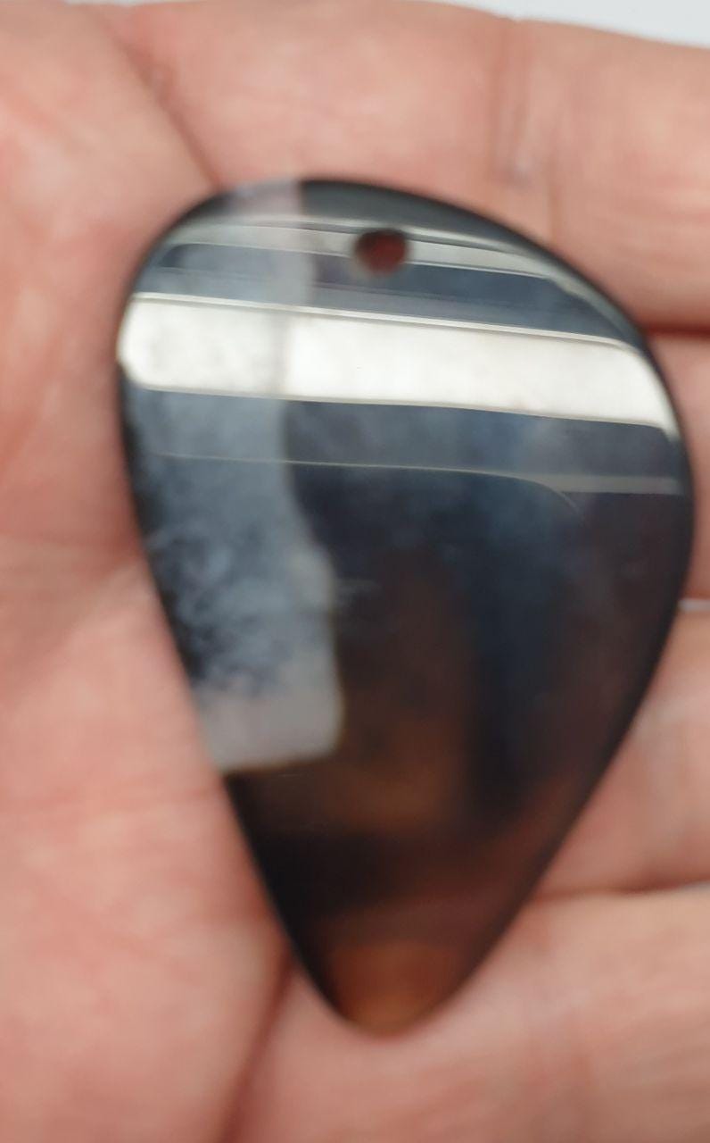 Pendentif plat en agate sardonyx, 46 x 32 mm. Pierre précieuse noire et blanche.