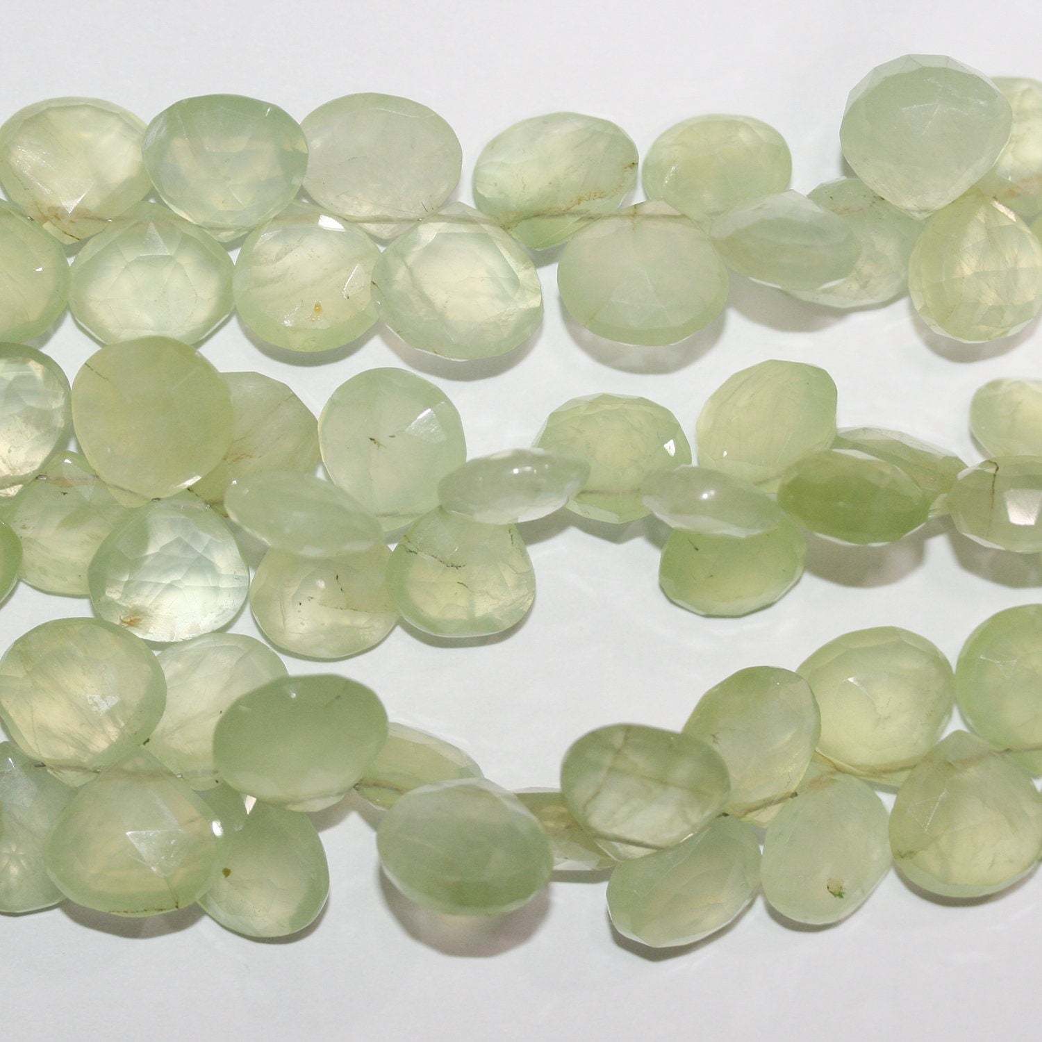 Perles en forme de goutte à facettes de préhnite de 8 pouces, 12-13 mm environ - Fil de 20 cm.