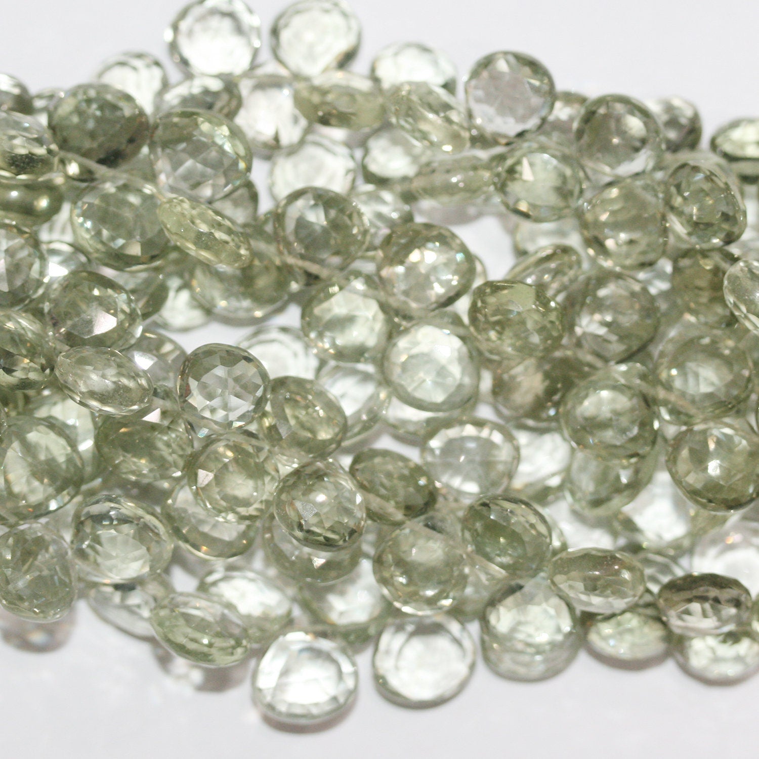 Perles en forme de goutte à facettes en prasiolite de 8 pouces (9-10 mm). Longueur approximative du fil : 20 cm.