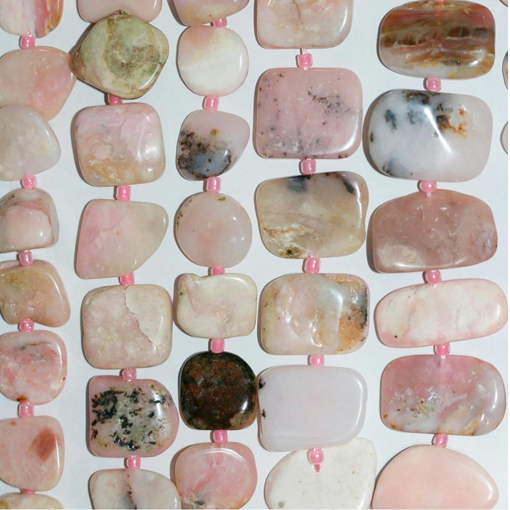 Perles de pépites lisses et irrégulières en opale rose St, 15-20 mm. Longueur du fil : environ 39 cm.