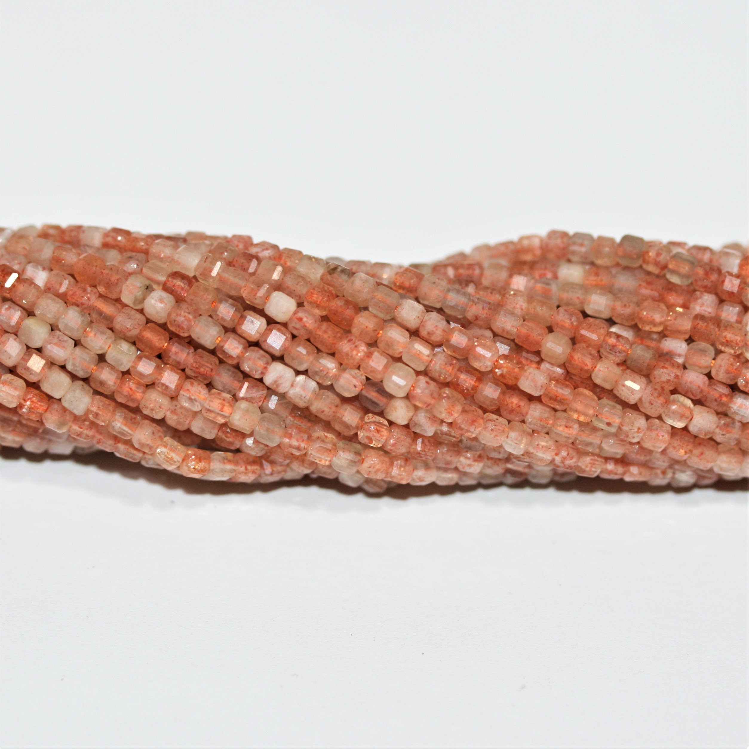 Cuentas de cubo facetadas de piedra solar de 16" de St., 2 mm, hilo de 39 cm.