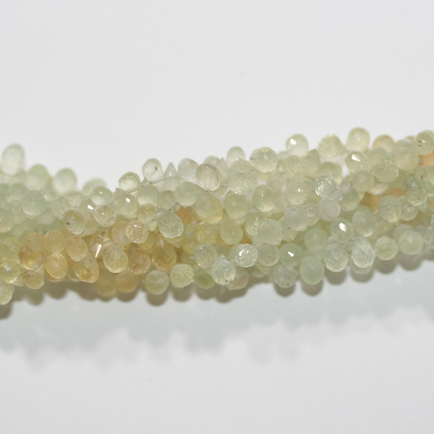 Perles en forme de goutte à facettes en préhnite de 9 pouces, 6 x 4 mm. - Fil de 21 cm.