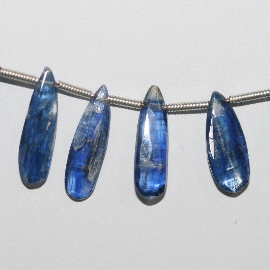 Perles en forme de goutte à facettes graduées en kyanite de 8 pouces (9 x 5 à 14 x 6 mm). Longueur approximative du brin : 20 cm.