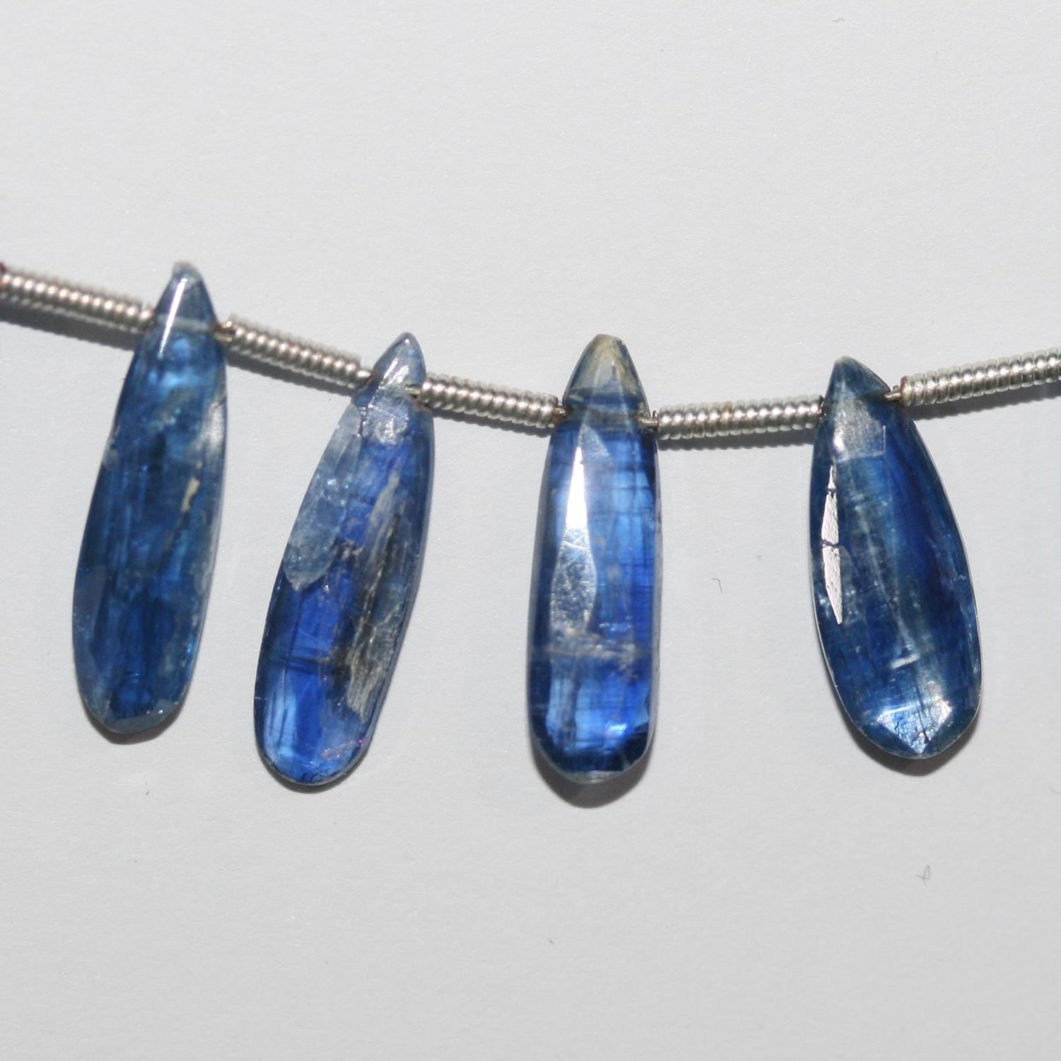 Perles en forme de goutte à facettes graduées en kyanite de 8 pouces (9 x 5 à 14 x 6 mm). Longueur approximative du brin : 20 cm.