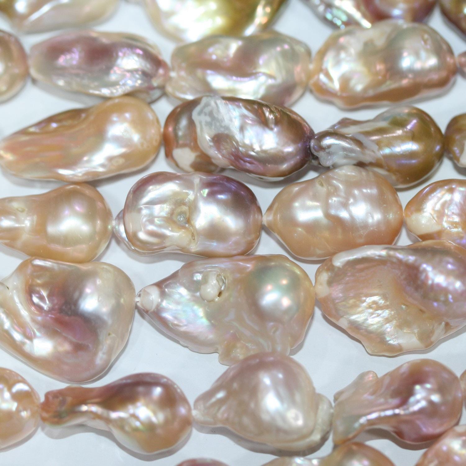 Perles baroques multicolores d'eau douce, 40 cm (16 pouces), 30 x 14 mm. Longueur approximative : 40 cm. Réf. 14787. Perles naturelles à prix de gros.