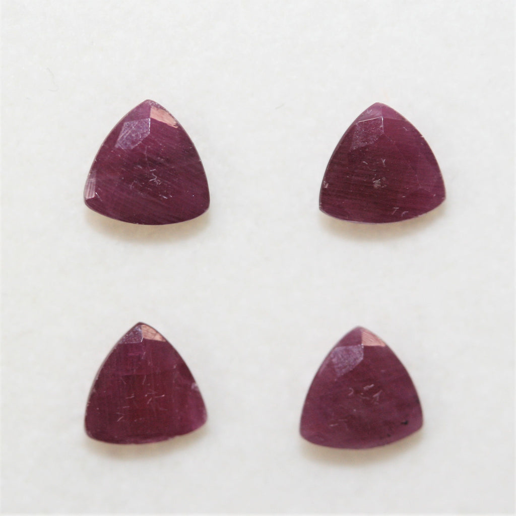 Lot de 4 rubis facettés taille trillion de 6 mm.
