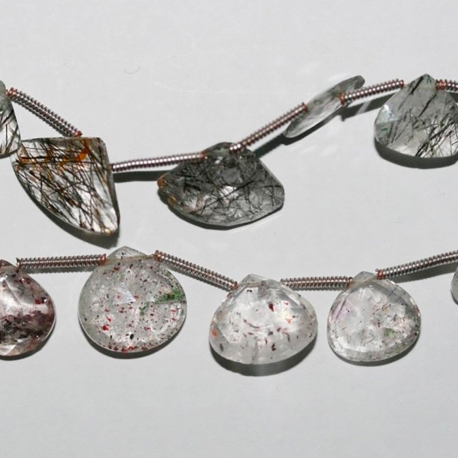 Cuentas de cuarzo turmalinado facetadas de 7" (8-11 mm) - Hilo de 20 cm